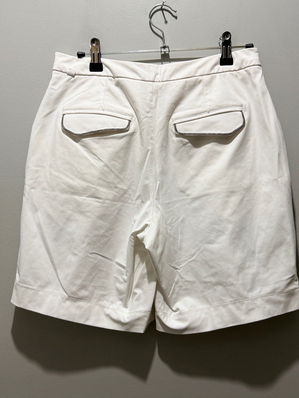Lululemon High Rise Pleated Shorts - White ( definitely longer on the model ) - Picture 4 of 7